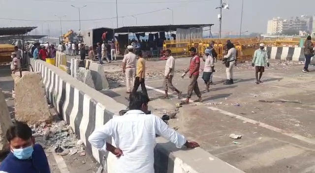 The Weekend Leader - Delhi Police removing barricades at Tikri, Ghazipur borders